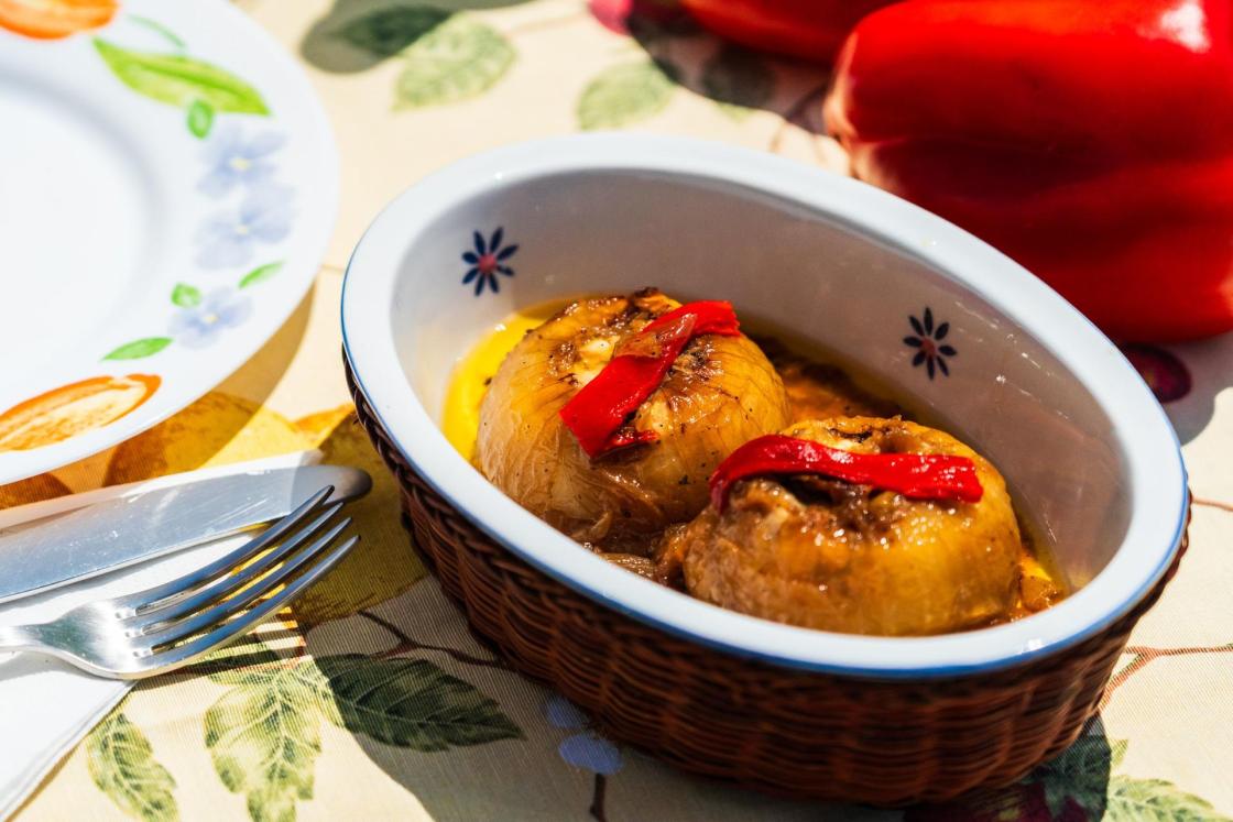 Pie de foto: "Cebolles rellenes", una de las recetas de Cocina de Carbón.Autor: Mancomunidad Valle del Nalón