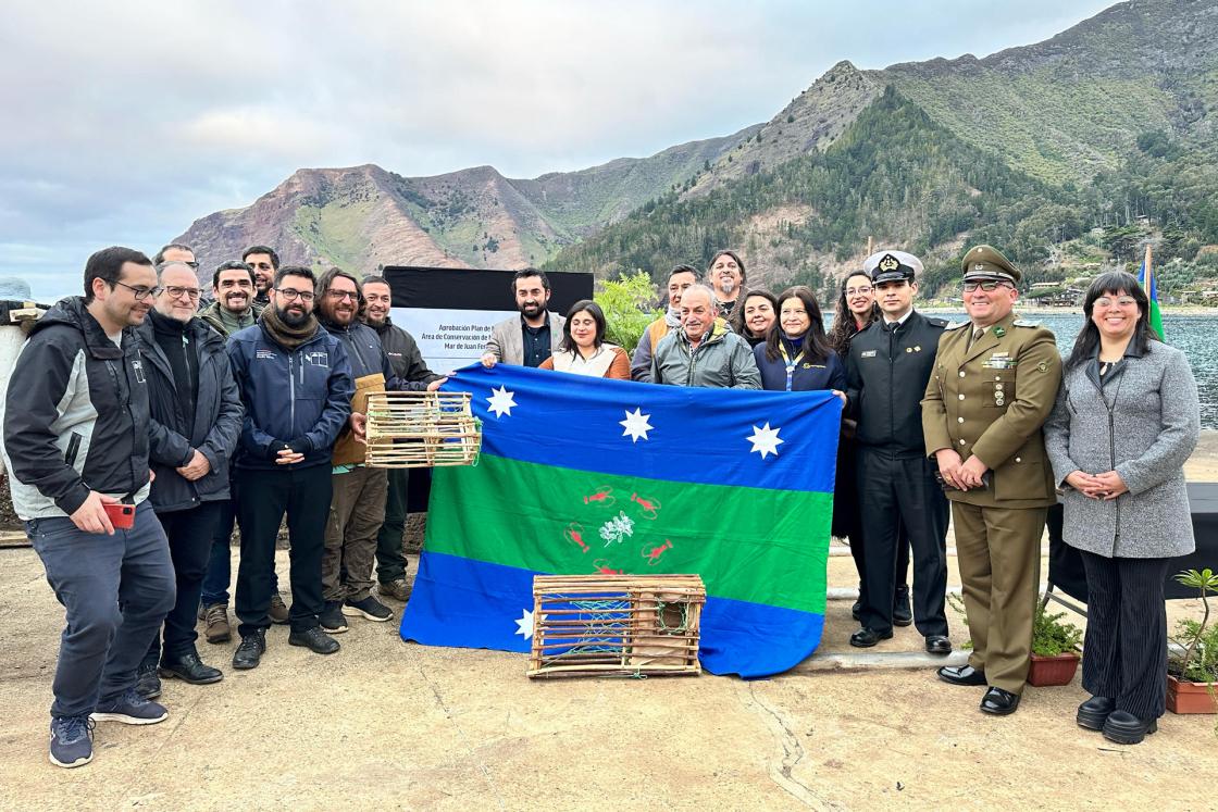 Fotografía cedida por Oceana donde se muestra a personas posando durante el evento de aprobación del plan de manejo del Área de Conservación de Usos Múltiples 'Mar de Juan Fernández' en el Archipiélago de Juan Fernández (Chile). EFE/ Pablo Acuña / Oceana / SOLO USO EDITORIAL/ NO VENTAS/ SOLO DISPONIBLE PARA ILUSTRAR LA NOTICIA QUE ACOMPAÑA (CRÉDITO OBLIGATORIO)