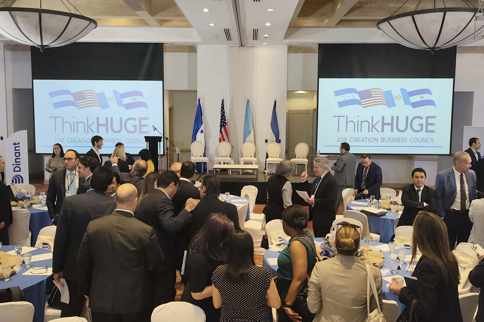 Fotografía que muestra asistentes al Foro de Integración Energética del Triángulo Norte este martes, en Tegucigalpa (Honduras). EFE/ Gustavo Amador