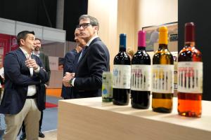 GRAFCAT258. BARCELONA, 24/03/2026.- El presidente de La Rioja, Gonzalo Capellán (d), durante su visita este martes a la feria Alimentaria, donde ha saludado a los empresarios riojanos que exponen sus productos. EFE/Alejandro García