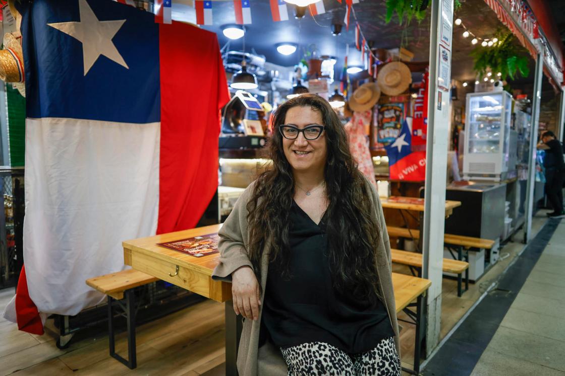 Karin Avaria Pardo, dueña del restaurante de comida chilena "La Guatona", en el mercado de San Fernando de Madrid, durante la entrevista con la Agencia EFE este miércoles. La empanada chilena, el pastel de choclo, la lomita o el completo son algunos de los platos que definen la cocina de Chile y son los sabores con los que el país andino quiere ganar visibilidad en el panorama gastronómico español, reforzando además su proyección internacional en el marco de la Semana de Chile en Madrid. "Nuestra gastronomía todavía no es tan famosa como la de México o Perú, pero de a poco podemos crecer, la gente la prueba y le gusta", asegura en una entrevista con EFE Karin Avaria Pardo, propietaria de La Guatona, uno de los principales referentes de la gastronomía chilena en la capital madrileña. EFE/ David Fernández