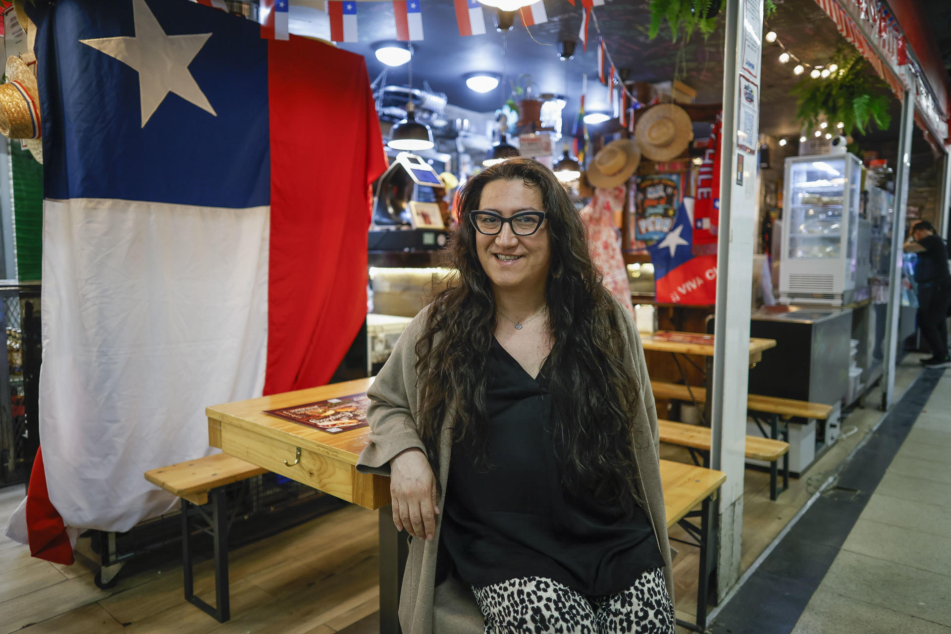Karin Avaria Pardo, dueña del restaurante de comida chilena "La Guatona", en el mercado de San Fernando de Madrid, durante la entrevista con la Agencia EFE este miércoles. La empanada chilena, el pastel de choclo, la lomita o el completo son algunos de los platos que definen la cocina de Chile y son los sabores con los que el país andino quiere ganar visibilidad en el panorama gastronómico español, reforzando además su proyección internacional en el marco de la Semana de Chile en Madrid. "Nuestra gastronomía todavía no es tan famosa como la de México o Perú, pero de a poco podemos crecer, la gente la prueba y le gusta", asegura en una entrevista con EFE Karin Avaria Pardo, propietaria de La Guatona, uno de los principales referentes de la gastronomía chilena en la capital madrileña. EFE/ David Fernández