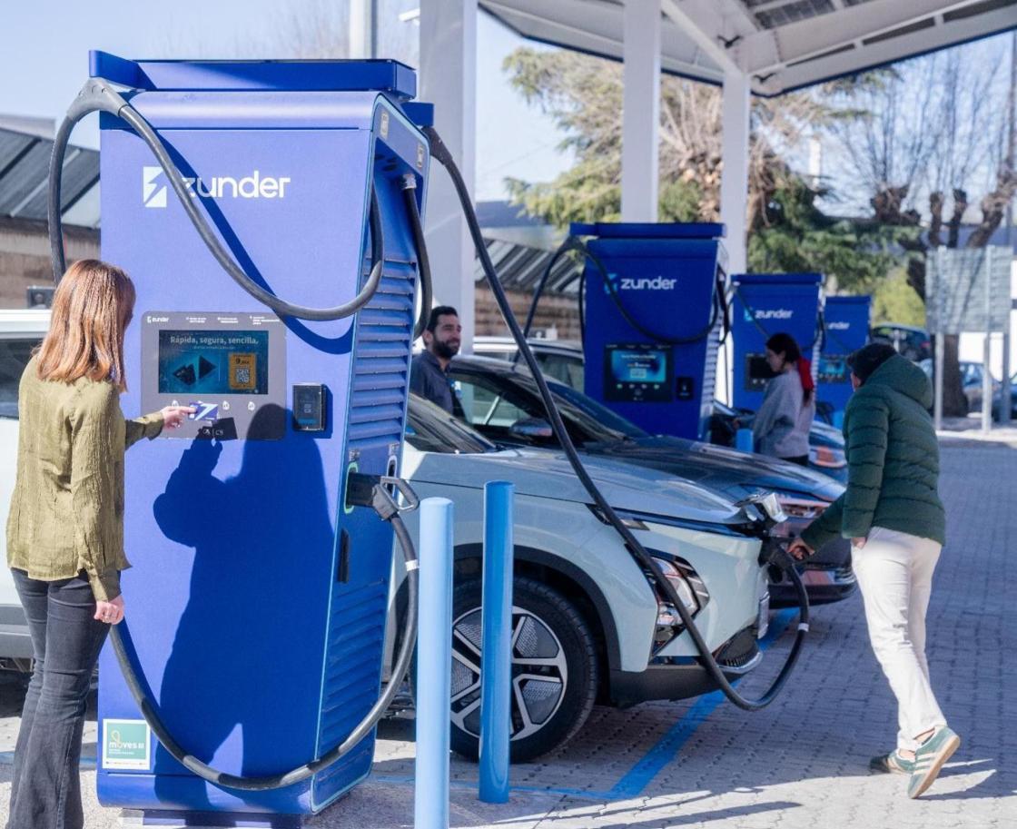 Pie de foto: Usuarios Zunder cargando vehículo electricoAutor: Zunder