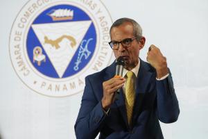 El analista financiero de Roche Pharma, Carlos Araúz, habla durante el V foro 'Panamá como centro de innovación en salud' este miércoles, en Ciudad de Panamá (Panamá). EFE/ Aris Mariota