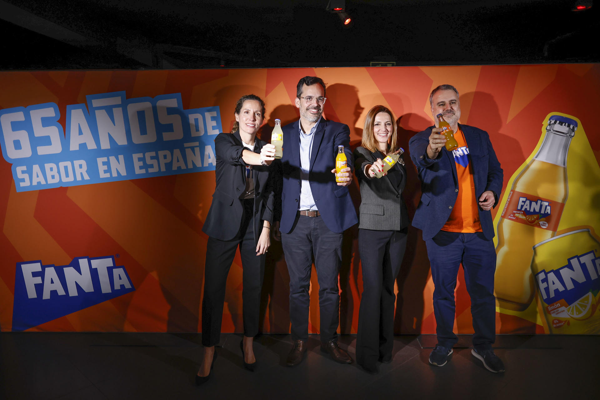 De ida a dcha Carolina Aransay, Directora de Marketing de Coca-Cola Iberia; Pedro Massa, Director General de Coca-Cola Iberia; Ana Callol, Directora General de Coca-Cola Europacific Partners y Rubén Casado, Director de Desarrollo de Negocio de Coca Cola España, participan hoy, 18 de marzo de 2026, en el 65 Aniversario de Fanta en España, en Madrid. EFE/David Fernández