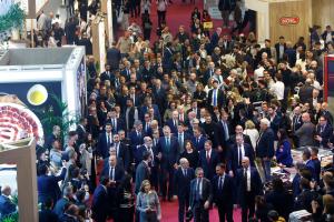 GRAFCAT159. BARCELONA, 23/03/2026.- El rey Felipe VI (en el centro) durante la inauguración de la quincuagésima edición de la feria Alimentaria, que atrae a cerca de 110.000 visitantes y 1.200 empresas expositores internacionales del sector agroalimentario. EFE/Quique García