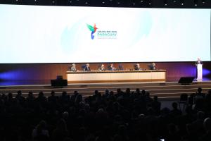 El ministro de Economía y Finanzas de Paraguay, Carlos Fernández (d), habla durante la primera sesión plenaria de las reuniones anuales del Grupo Banco Interamericano de Desarrollo (BID) este viernes, en Luque (Paraguay). EFE/ Juan Pablo Pino