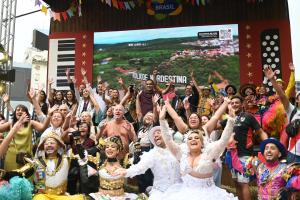 El ministro de Turismo de Brasil, Gustavo Feliciano (arriba-c), posa junto a integrantes de la quadrilha de San Juan durante la presentación de los festejos juninos del nordeste brasileño, en Buenos Aires (Argentina). EFE/ Nehuen Rovediello