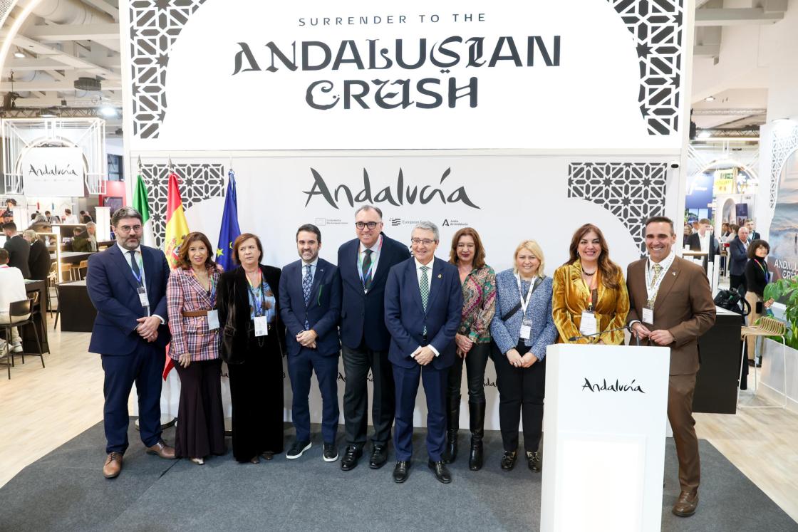 BERLÍN (ALEMANIA), 03/03/2026.- El consejero andaluz de Turismo, Arturo Bernal (c) durante la foto de familia durante la primera jornada de la Bolsa Internacional de Turismo (ITB) celebrada este martes en Berlín, Alemania. EFE/ Filip Singer