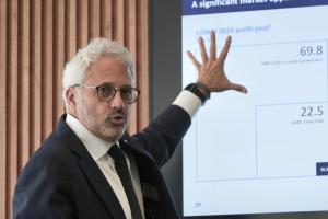 El presidente ejecutivo de Bladex, Jorge Salas, habla durante una entrevista con EFE este miércoles, en Ciudad de Panamá (Panamá). EFE/ Aris Mariota