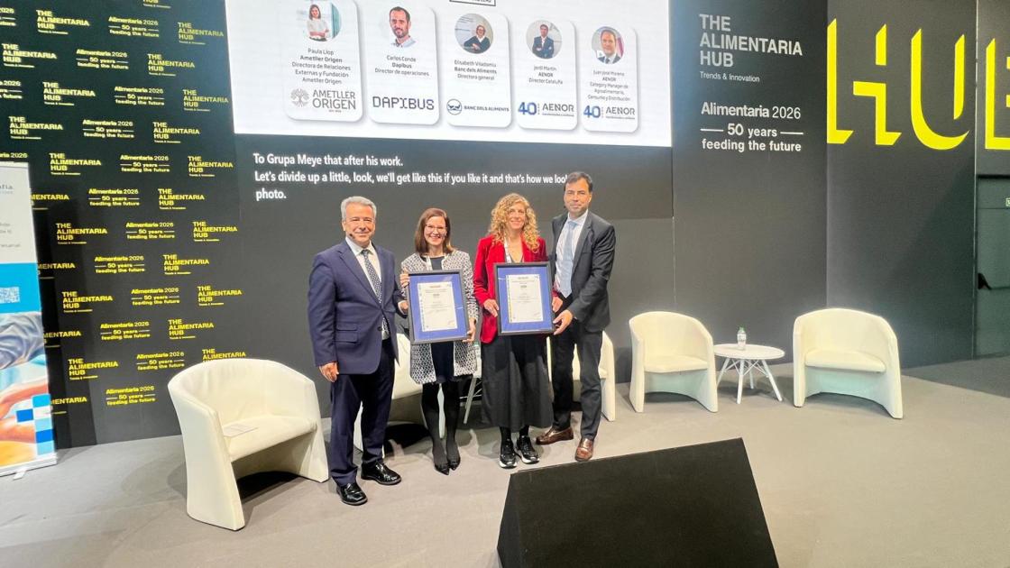 Ametller Origen logra el sello 'Desperdicio Alimentario Cero' de AENOR. En la imagen aparecen, de izquierda a derecha: Ángel Luis Sánchez, director de la Región Mediterránea de AENOR; Paula Llop, directora de relaciones externas y de la Fundació Ametller Origen; y Amaya Prat, responsable de sostenibilidad de Ametller Origen. EFE/IMAGEN CEDIDA/Ametller Origen/CRÉDITO OBLIGATORIO