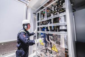 Fotografía sin fecha específica de toma cedida por Ecopetrol que muestra a una persona trabajando frente a un electrolizador de hidrógeno en Cartagena (Colombia). EFE/ Ecopetrol /SOLO USO EDITORIAL/NO VENTAS/ SOLO DISPONIBLE PARA ILUSTRAR LA NOTICIA QUE ACOMPAÑA (CRÉDITO OBLIGATORIO)