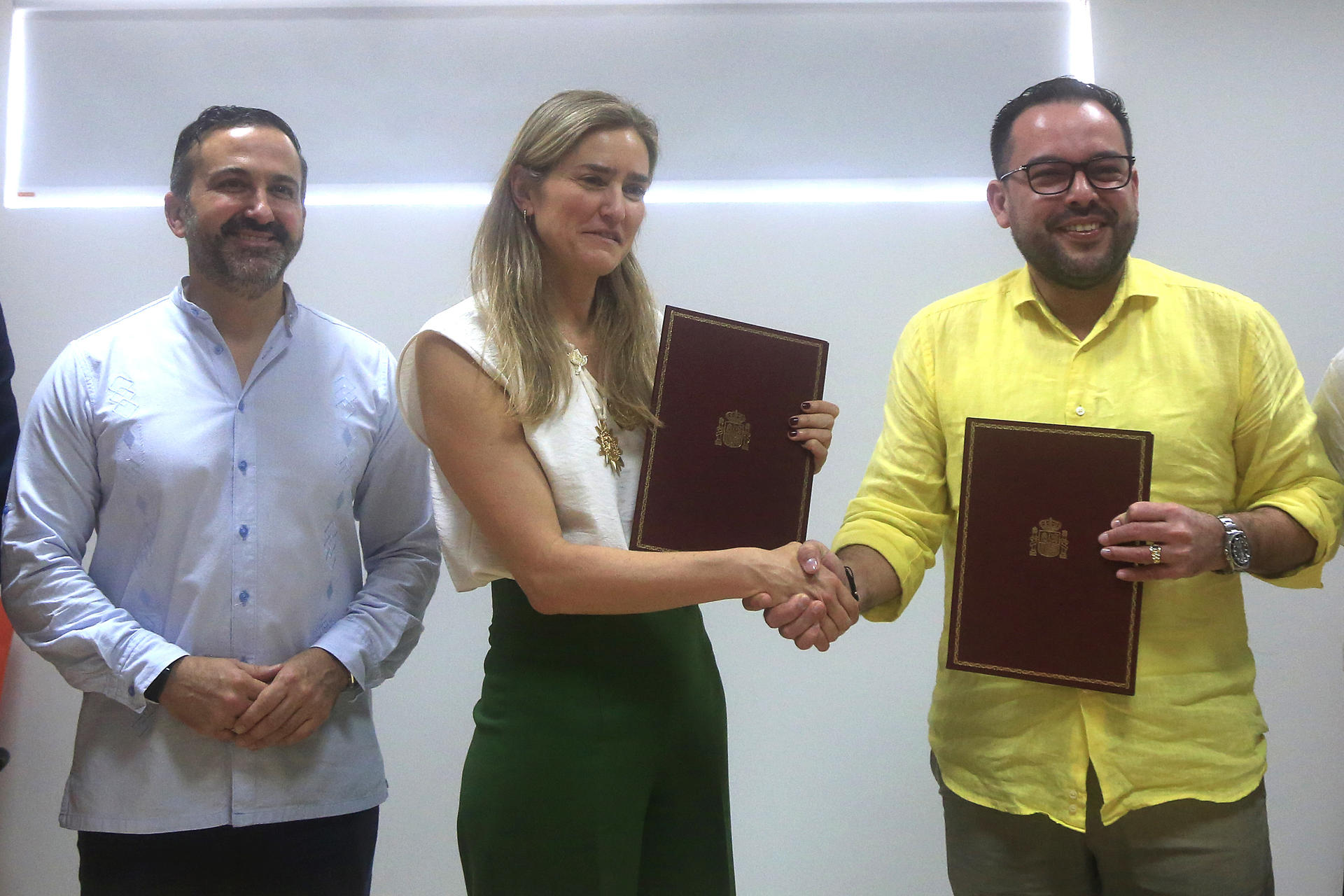La vicepresidenta tercera y ministra para la Transición Ecológica y el Reto Demográfico de España, Sara Aagesen (c), y el ministro de Minas de Colombia, Edwin Palma (d), posan con los documentos de la prórroga por tres años de un memorando de entendimiento para la transición energética justa y la descarbonización del sector energético en el marco de la primera Conferencia para la Transición más allá de los Combustibles Fósiles, en Santa Marta (Colombia). EFE/ Ricardo Maldonado Rozo