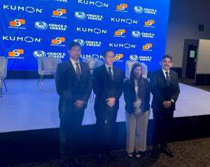 Fotografía cedida por Kumon de su director en México y Centroamérica, Luis Chiba Ramayoni (i); de la primera franquiciataria de la compañía, Ana Luisa de la Garza (2-d); y de su gerente general en México y Centroamérica, Guillermo Parás Treviño (d), durante el evento Conexiones. EFE/ Kumon /SOLO USO EDITORIAL NO VENTAS /SOLO DISPONIBLE PARA ILUSTRAR LA NOTICIA QUE ACOMPAÑA (CRÉDITO OBLIGATORIO)
