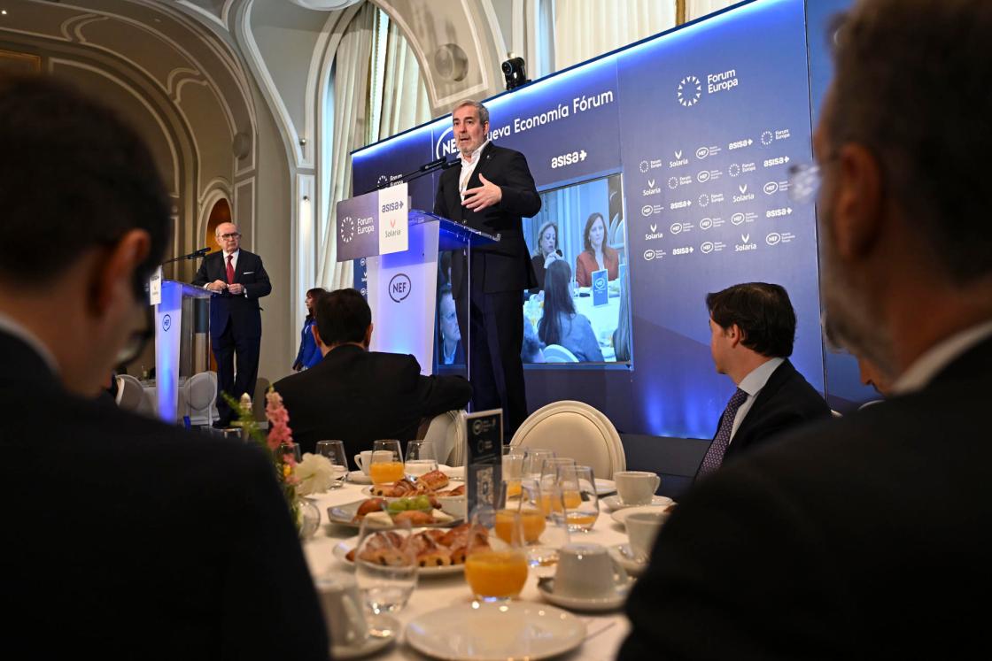 MADRID, 09/04/2026.- El presidente de Canarias, Fernando Clavijo protagoniza un desayuno informativo organizado por Fórum Europa, este jueves en Madrid. EFE/Fernando Villar