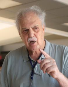El científico brasileño Carlos Nobre habla durante una entrevista con EFE el 25 de abril de 2026 en el marco de la primera Conferencia para la Transición más allá de los Combustibles Fósiles en Santa Marta (Colombia). EFE/Ricardo Maldonado Rozo