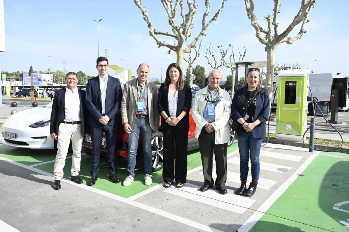 BARBERÁ DEL VALLÈS (BARCELONA) 22/04/2026.- Elecsum e-mobility, empresa perteneciente al grupo Electra Caldense, ha inaugurado este miércoles en el centro comercial Baricentro de Barberà del Vallès una de las mayores estaciones de recarga de vehículo eléctrico de Cataluña, con 55 puntos de suministro. EFE/ Baricento / SOLO USO EDITORIAL/SOLO DISPONIBLE PARA ILUSTRAR LA NOTICIA QUE ACOMPAÑA (CRÉDITO OBLIGATORIO) 