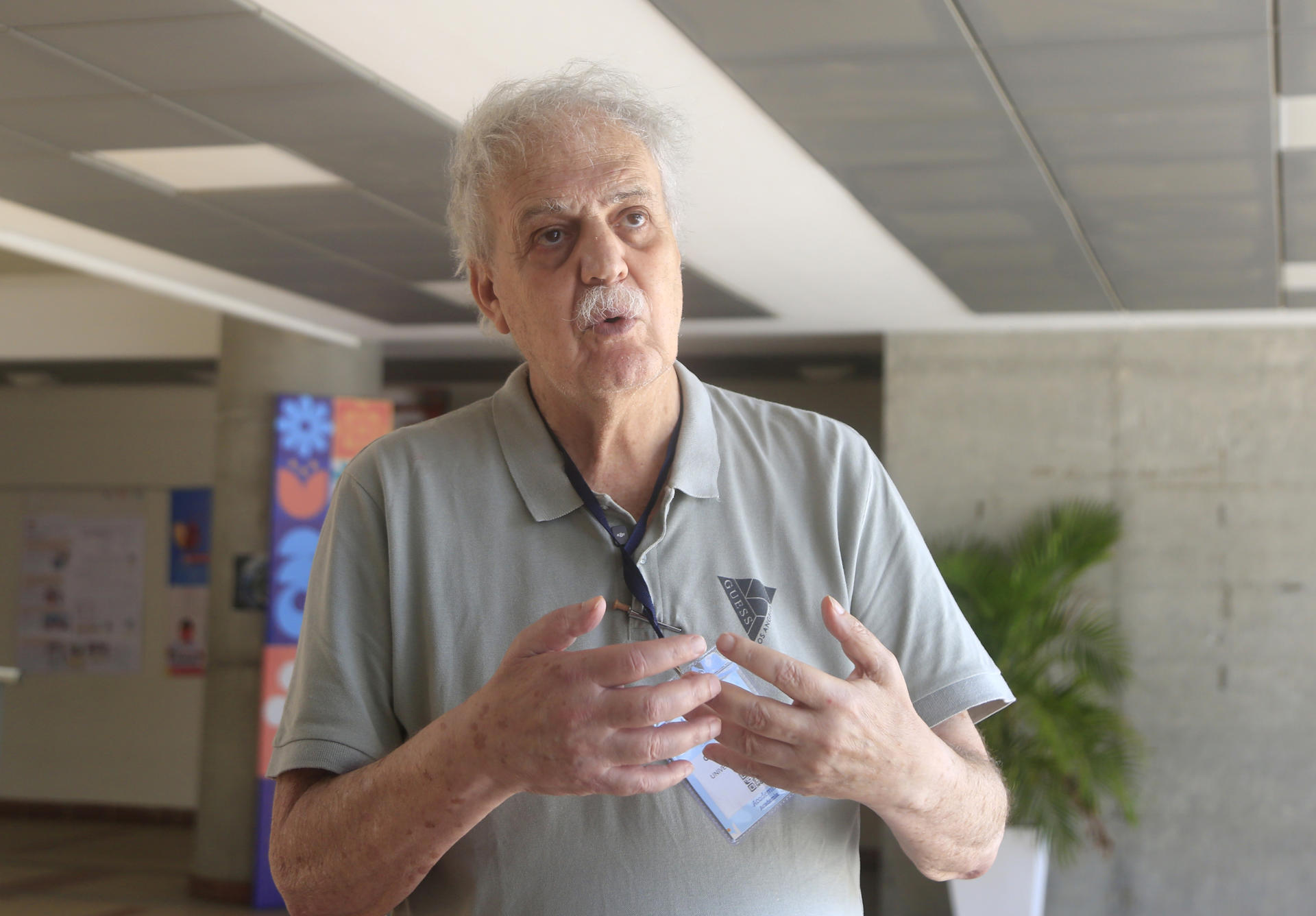 El científico brasileño Carlos Nobre habla durante una entrevista con EFE el 25 de abril de 2026 en el marco de la primera Conferencia para la Transición más allá de los Combustibles Fósiles en Santa Marta (Colombia). EFE/Ricardo Maldonado Rozo