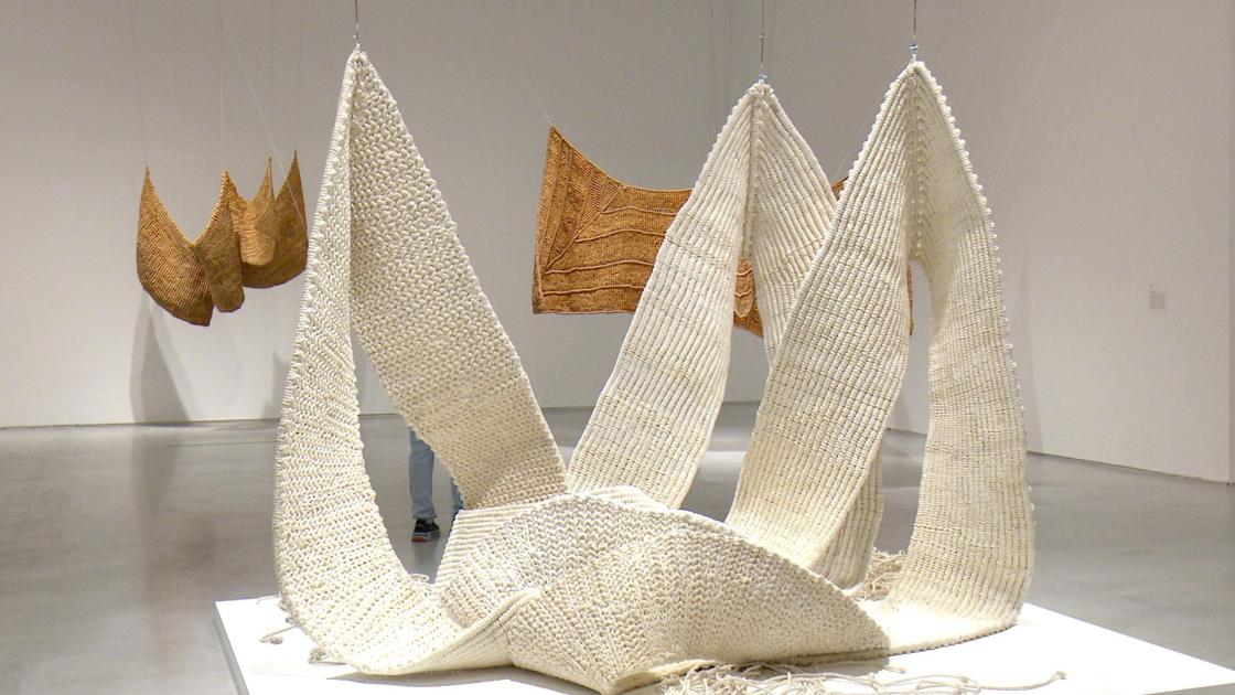 'Ondulaciones', obra de la artista barcelonesa Aurèlia Muñoz, en una muestra que el Museo Reina Sofía de Madrid dedica a su trayectoria. EFE