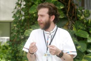 El coordinador de influencia y alianzas de Oxfam Colombia, Juan Sebastián Pardo, habla en una entrevista con EFE este miércoles, durante la última jornada de la primera Conferencia para la Transición más allá de los Combustibles Fósiles en Santa Marta (Colombia). EFE/ Ricardo Maldonado Rozo