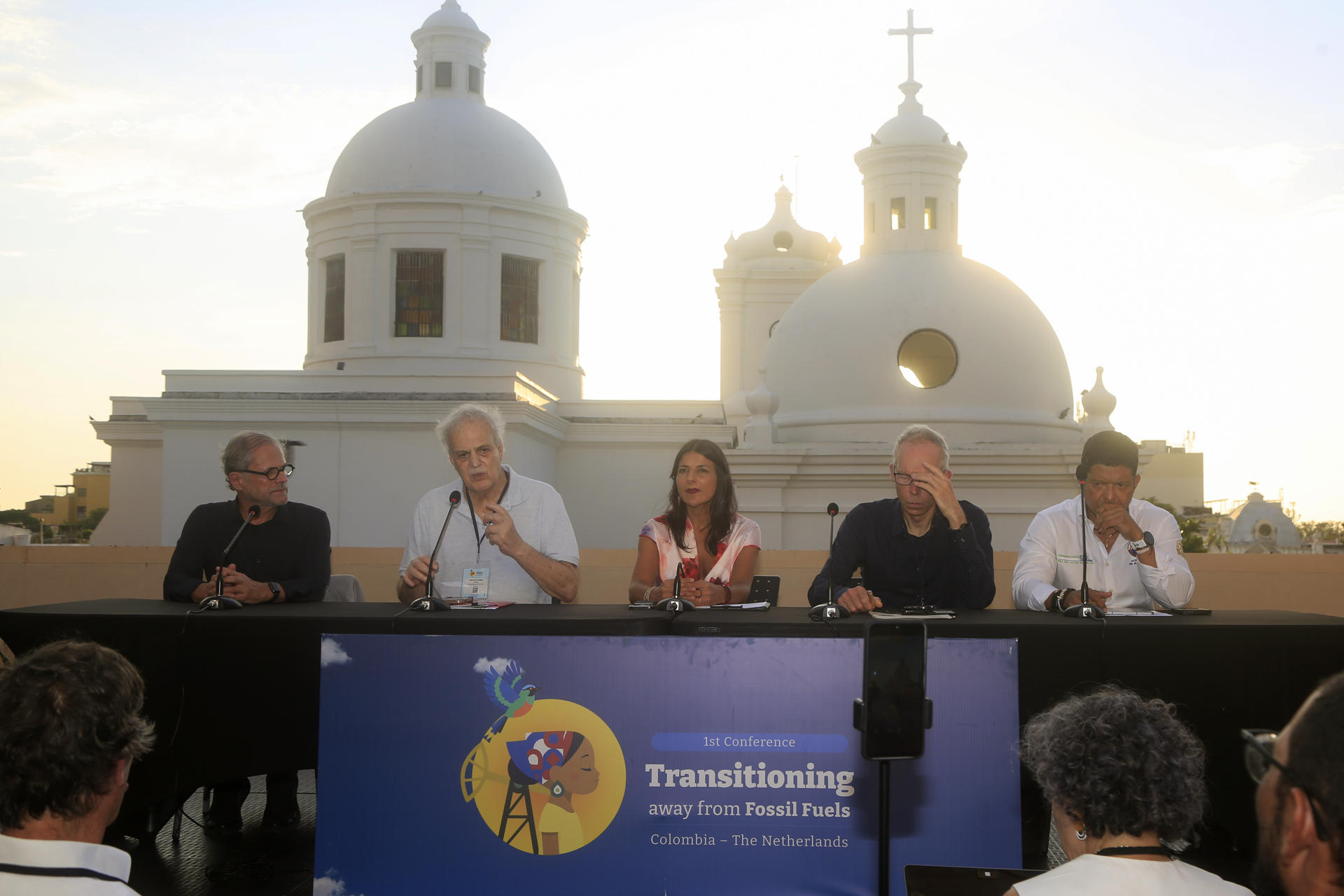 De izquierda a derecha, el profesor de la Universidad Estatal de Campinas (Brasil) Gilberto Jannuzzi; el científico brasileño Carlos Nobre; la ministra colombiana de Ambiente, Irene Vélez; el director del Instituto Potsdam para la Investigación del Impacto del Clima, Johan Rockström, y el rector de la Universidad del Magdalena, Pablo Vera, participan en una rueda de prensa durante la primera Conferencia para la Transición más allá de los Combustibles Fósiles, en la que se busca una hoja de ruta para iniciar la eliminación progresiva de estos carburantes este viernes, en Santa Marta (Colombia). EFE/ Ricardo Maldonado Rozo