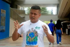 El secretario general de la Organización Nacional de los Pueblos Indígenas de la Amazonía Colombiana (OPIAC), Pueblo Karebaju, Oscar Daza, habla durante una entrevista con EFE en la conferencia la 'Ruta de los Pueblos Indígenas por la Transición más allá de los Combustibles Fósiles', en la que se pide que nadie extraiga los recursos naturales de sus territorios, este domingo, en Santa Marta (Colombia). EFE/ Ricardo Maldonado Rozo