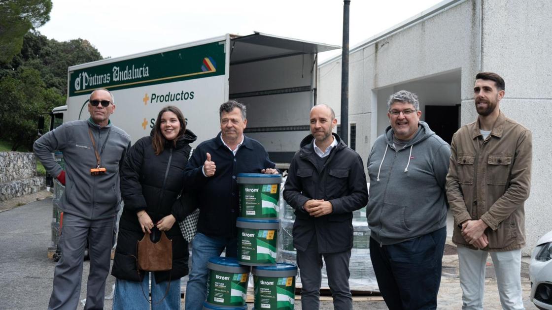 Equipo de Pinturas Andalucía haciendo entrega en Grazalema Autor: Pinturas Andalucía