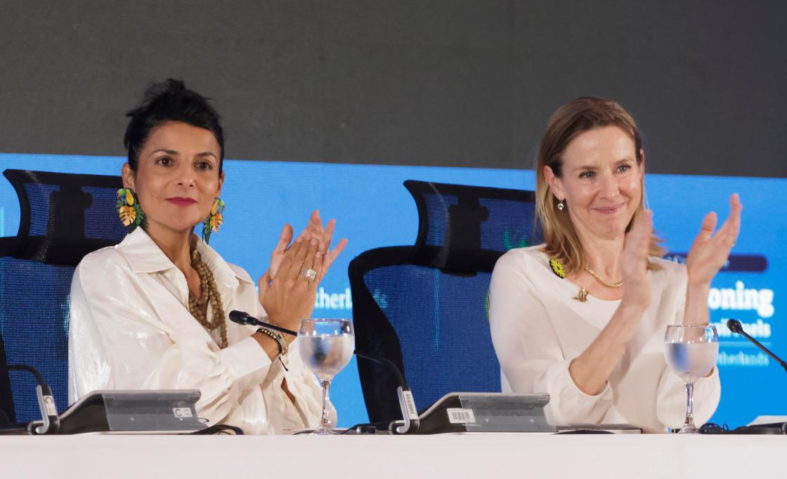 La ministra de Ambiente y Desarrollo sostenible de Colombia, Irene Vélez (i), habla junto a la ministra de Política Climática y Crecimiento Verde de Países Bajos, Stientje van Veldhoven, durante la plenaria de clausura de la primera Conferencia para la Transición más allá de los Combustibles Fósiles este miércoles, en Santa Marta (Colombia). EFE/ Ricardo Maldonado Rozo