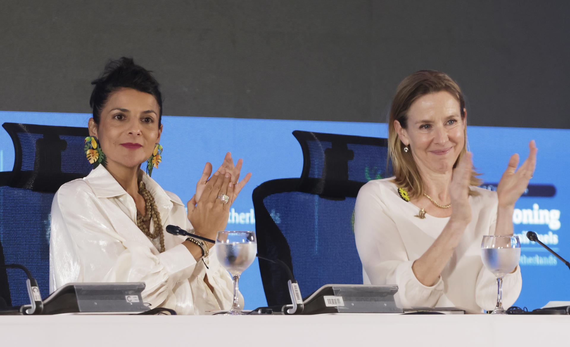 La ministra de Ambiente y Desarrollo sostenible de Colombia, Irene Vélez (i), habla junto a la ministra de Política Climática y Crecimiento Verde de Países Bajos, Stientje van Veldhoven, durante la plenaria de clausura de la primera Conferencia para la Transición más allá de los Combustibles Fósiles este miércoles, en Santa Marta (Colombia). EFE/ Ricardo Maldonado Rozo
