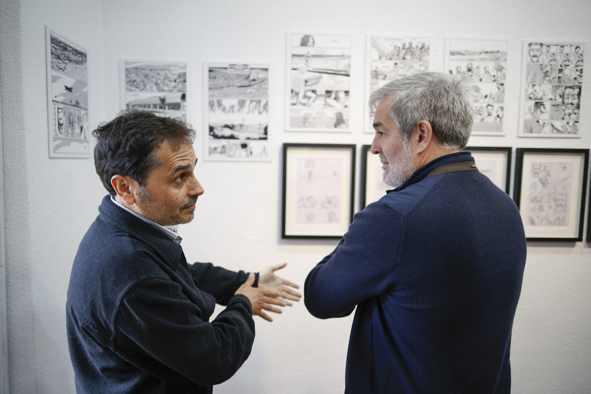 MADRID, 17 ABRIL 2026 (EFE)- El presidente del Gobierno Canario, Fernando Clavijo (d), asiste junto a Eduardo González (i) hoy, 17 de abril de 2026, a la inauguración de la exposición "Solo seis. La historia de Salimata Sangare", cómic del autor canario Eduardo González, en la sede de la Delegación del Gobierno Canario, en Madrid. EFE/David Fernández.