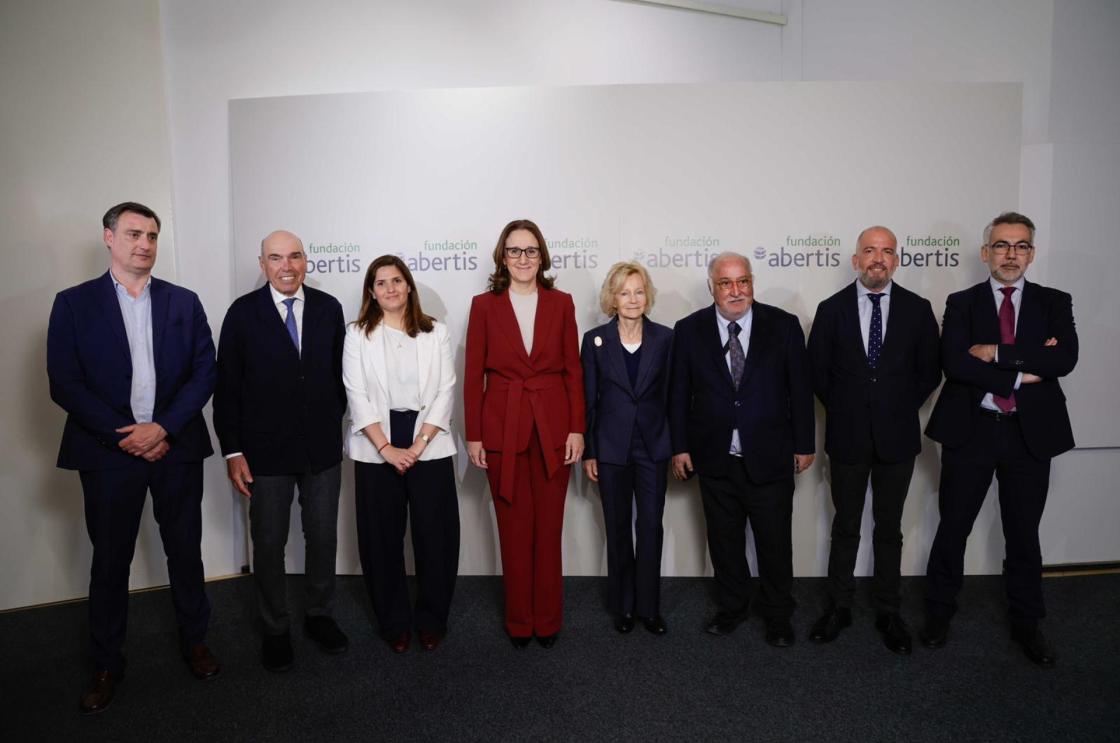 El director general de Tráfico, Pere Navarro (3d); la presidenta de la Fundación Abertis, Elena Salgado (4d), y la secretaria general de Transporte Terrestre, Rocío Báguena (4i), entre otros participantes en la presentación de la campaña de seguridad vial contra la somnolencia al volante ‘Hola, soy Juan y te invito a un café’, impulsada por la Fundación Abertis en colaboración con Repsol y la DGT. EFE/ABERTIS/CEDIDA/CRÉDITO OBLIGATORIO