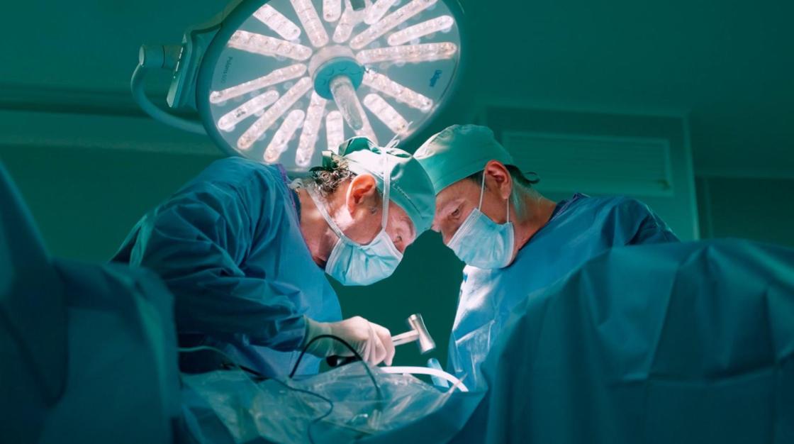 Dr. De la Torre y Dr. Escobar, Neurocirujanos. Autor: H. Vithas Madrid La Milagrosa