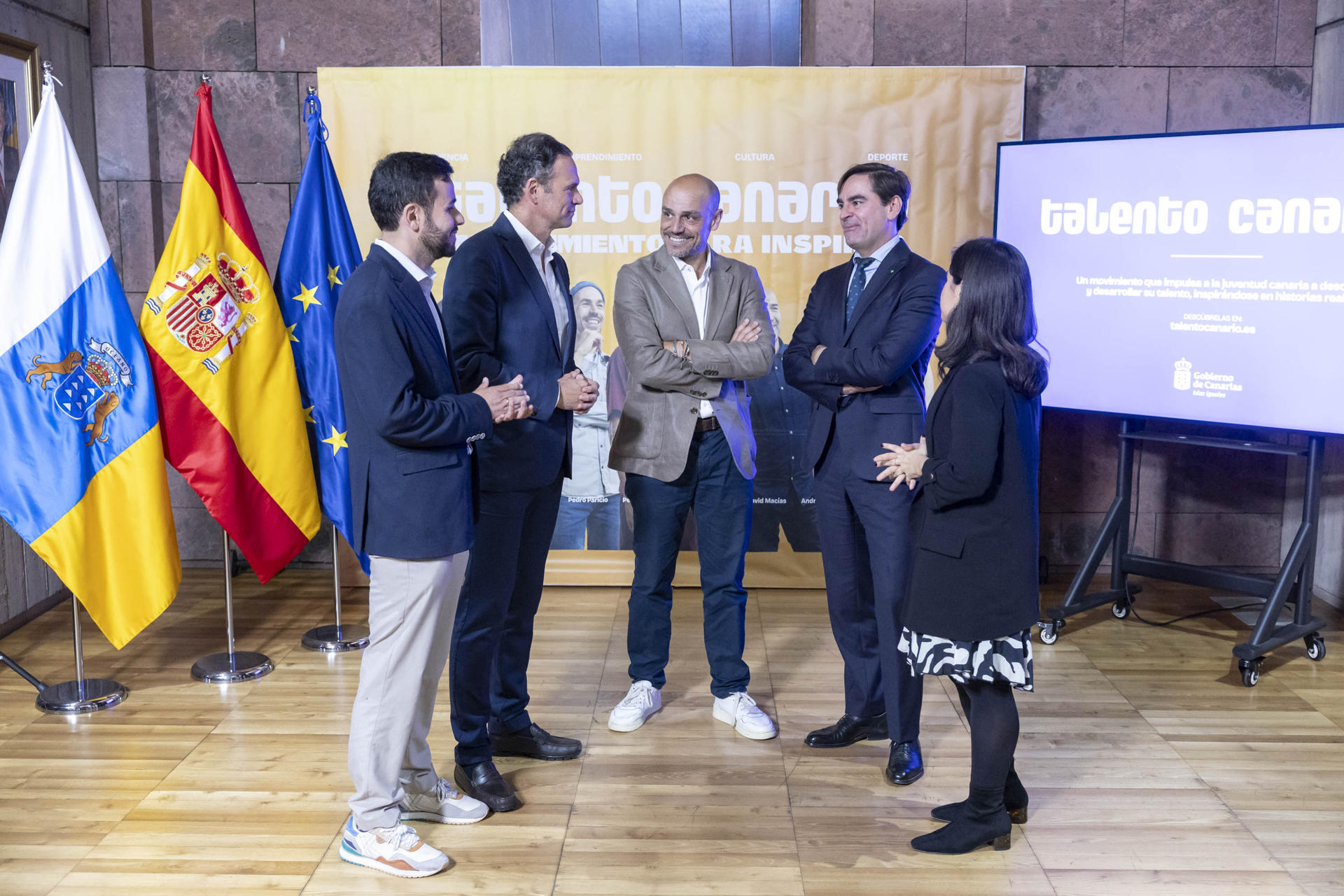 GRAFCAN3146. SANTA CRUZ DE TENERIFE, 30/04/2026.- El viceconsejero de la Presidencia del Gobierno de Canarias, Alfonso Cabello (c), el director Comercial y de Marketing de Binter, Miguel Ángel Suárez Cabrera (2d), y el director general de Coordinación Orgánica y Proyectos Estratégicos del Gobierno de canarias, David Pérez Dionis-Chinea (2i), firmaron este jueves el acuerdo de colaboración entre el Ejecutivo canario y la empresa aeronáutica "Difusión Proyecto Estratégico Talento Canario. EFE/ Miguel Barreto