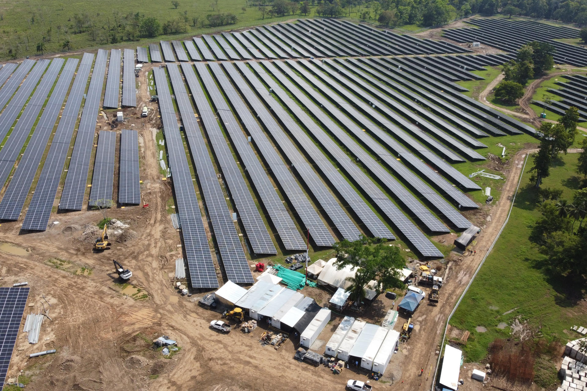 Fotografía sin fecha específica de toma cedida por Ecopetrol que muestra la granja solar La Cira en Barrancabermeja (Colombia). EFE/ Ecopetrol /SOLO USO EDITORIAL/NO VENTAS/ SOLO DISPONIBLE PARA ILUSTRAR LA NOTICIA QUE ACOMPAÑA (CRÉDITO OBLIGATORIO)