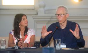 La ministra colombiana de Ambiente, Irene Vélez (i), y el director del Instituto Potsdam para la Investigación del Impacto del Clima, Johan Rockström, participan en una rueda de prensa durante la primera Conferencia para la Transición más allá de los Combustibles Fósiles, en la que se anunció que el Panel Científico para la Transición Energética Global tendrá como sede la Universidad de Sao Paulo, este viernes en Santa Marta (Colombia). EFE/ Ricardo Maldonado Rozo