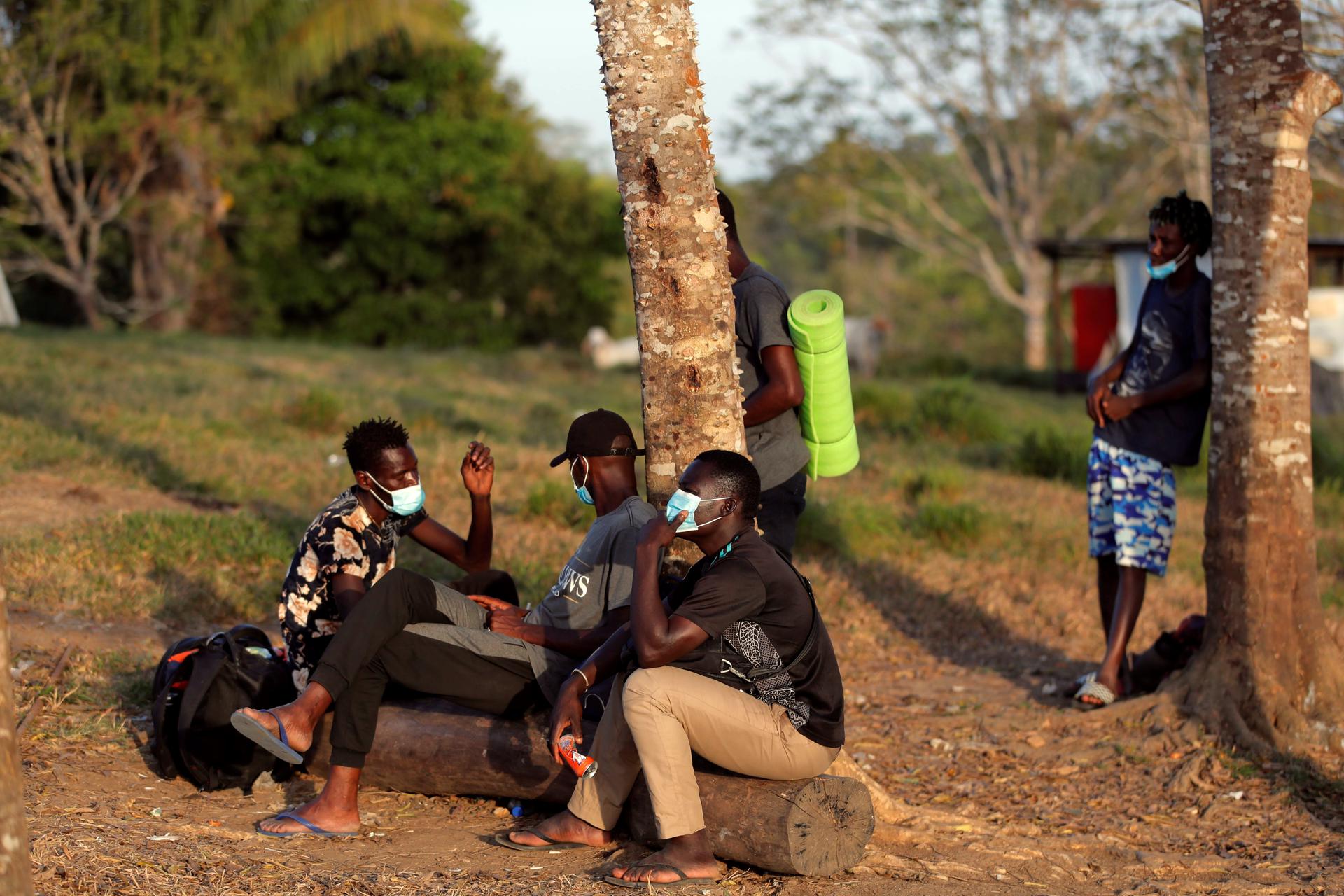 Fotografía de archivo del 09 de febrero de 2021 que muestra a personas esperando en una Estación de Recepción de Migrantes (ERM) en Lajas Blancas, provincia del Darién (Panamá). EFE/ Bienvenido Velasco ARCHIVO