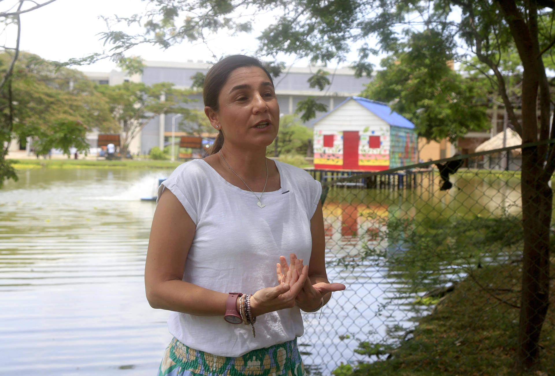 La gerente para Colombia de la ONG Instituto de Gobernanza de Recursos Naturales (NRGI, por sus siglas en inglés), Juliana Peña, habla durante una entrevista con EFE en el marco de la primera Conferencia para la Transición más allá de los Combustibles Fósiles, este domingo, en Santa Marta (Colombia). EFE/ Ricardo Maldonado Rozo