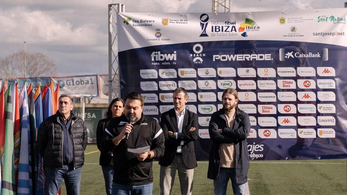 Pie de foto: Entrega de premios Trofeu Fibwi Ibiza de Futbol Base 2025Autor: Trofeu Fibwi Ibiza de Futbol Base