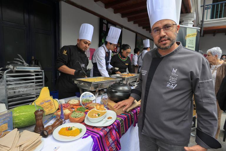 El chef del hotel Finlandia, Juan Fernando Bustamante, uno de los ganadores del concurso, habla durante una entrevista con EFE este martes en Quito (Ecuador). EFE/ José Jácome