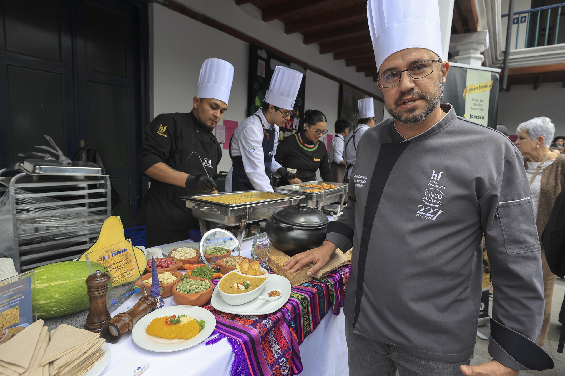 El chef del hotel Finlandia, Juan Fernando Bustamante, uno de los ganadores del concurso, habla durante una entrevista con EFE este martes en Quito (Ecuador). EFE/ José Jácome