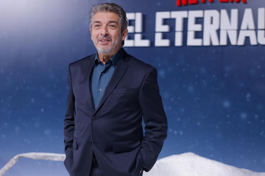 Archivo (29/04/2025).- El actor Ricardo Darín posa durante el preestreno de la serie argentina 'El Eternauta' este martes, en Buenos Aires (Argentina). La icónica novela gráfica argentina 'El Eternauta', que este miércoles llega a Netflix en su primera adaptación audiovisual, no solo revolucionó la ciencia ficción, sino que anticipó con su mensaje de resistencia colectiva el destino trágico de su autor, Héctor Germán Oesterheld, desaparecido durante la última dictadura (1976-1983) junto a sus cuatro hijas y tres yernos. EFE/ Juan Ignacio Roncoroni