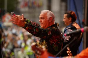 MADRID, 11/04/2026.- El grupo Gipsy Kings actúa en la "IV Fiesta de la Resurrección" que celebra la Asociación Católica de Propagandistas (ACdP) este sábado en la Plaza de Cibeles de Madrid. EFE/David Fernández