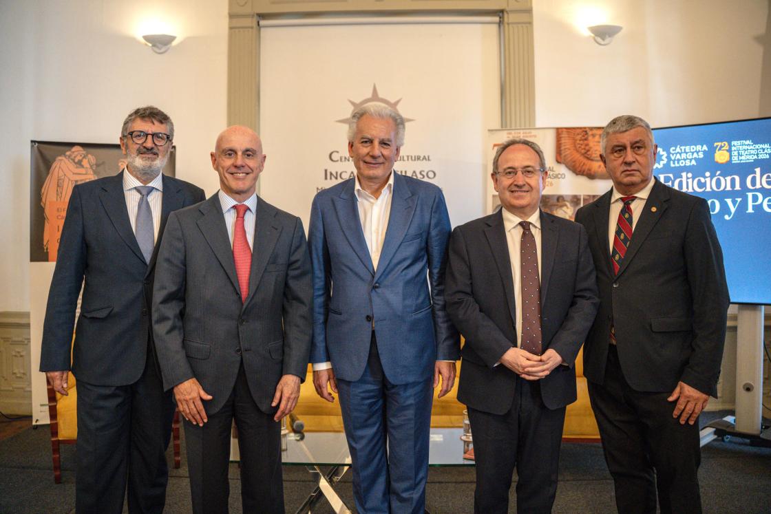 De izquierda a derecha, Mario Cimoli, Alejandro Abellán García de Diego, Álvaro Vargas Llosa, Jesús Cimarro y Gerardo Bongiovanni, posan durante la presentación del premio de Teatro Clásico Odiseo y Penelope este martes, en Lima (Perú). EFE/ John Reyes Mejia