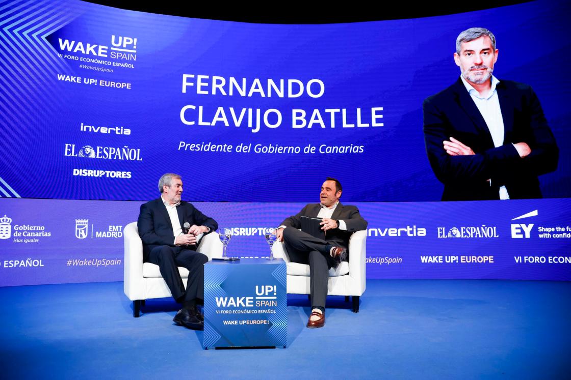 El presidente del Gobierno de Canarias, Fernando Clavijo, que participa este viernes en el foro Foro Wake up de 'El Español' que tiene lugar en la Casa de América, en Madrid, es entrevistado por Eduardo Ortega Socorro, moderador del evento. EFE/David Fernández 
