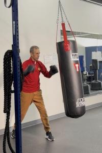 Fotografía cedida por Parkinson's Foundation que muestra a Fidel Guzman, quien vive con la enfermedad de párkinson, durante una clase de Rock Steady Boxing en Illinois. EFE/ Parkinson's Foundation /SOLO USO EDITORIAL NO VENTAS /SOLO DISPONIBLE PARA ILUSTRAR LA NOTICIA QUE ACOMPAÑA (CRÉDITO OBLIGATORIO)