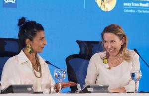La ministra de Ambiente y Desarrollo sostenible de Colombia, Irene Vélez (i), habla junto a la ministra de Política Climática y Crecimiento Verde de Países Bajos, Stientje van Veldhoven, durante la plenaria de clausura de la primera Conferencia para la Transición más allá de los Combustibles Fósiles este miércoles, en Santa Marta (Colombia). EFE/ Ricardo Maldonado Rozo