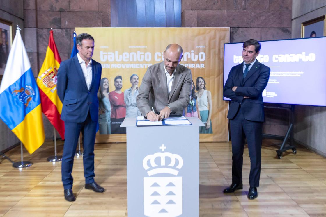 El viceconsejero de la Presidencia del Gobierno de Canarias, Alfonso Cabello (c), el director Comercial y de Marketing de Binter, Miguel Ángel Suárez Cabrera (d), y el director general de Coordinación Orgánica y Proyectos Estratégicos del Gobierno de canarias, David Pérez Dionis-Chinea (i), firmaron este jueves el acuerdo de colaboración entre el Ejecutivo canario y la empresa aeronáutica "Difusión Proyecto Estratégico Talento Canario. EFE/ Miguel Barreto