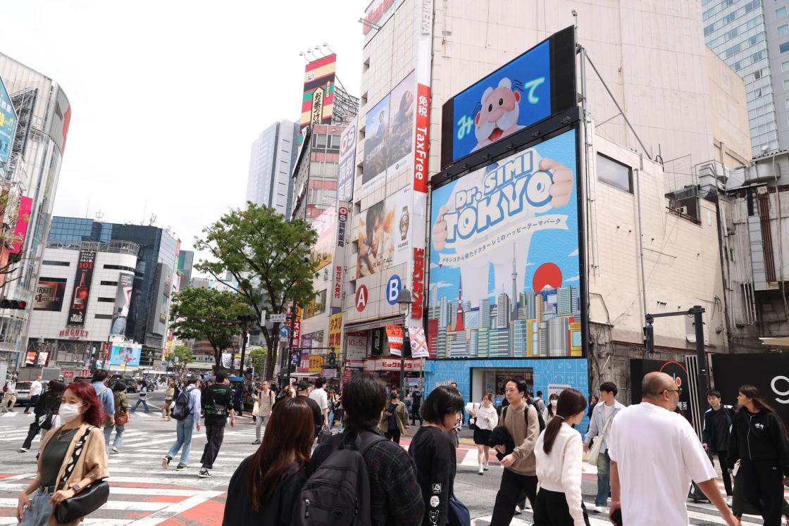 TOKIO, 14/04/2026.- Una vista general de la tienda "Dr. Simi TOKYO" durante su inauguración en Shibuya, este pasado lunes. Vestido de samurái y con su habitual actitud enérgica, el Dr. Simi, símbolo de Farmacias Similares, saluda a los curiosos que se acercan estos días por la tienda efímera de la empresa mexicana de distribución de medicamentos genéricos en el centro de Shibuya, en pleno corazón de Tokio, con la que el Grupo Por un País Mejor (GPUPM) busca introducir a este popular personaje mexicano en el imaginario japonés y abrir una puerta a su expansión por Asia. EFE/ Rodrigo Reyes Marín