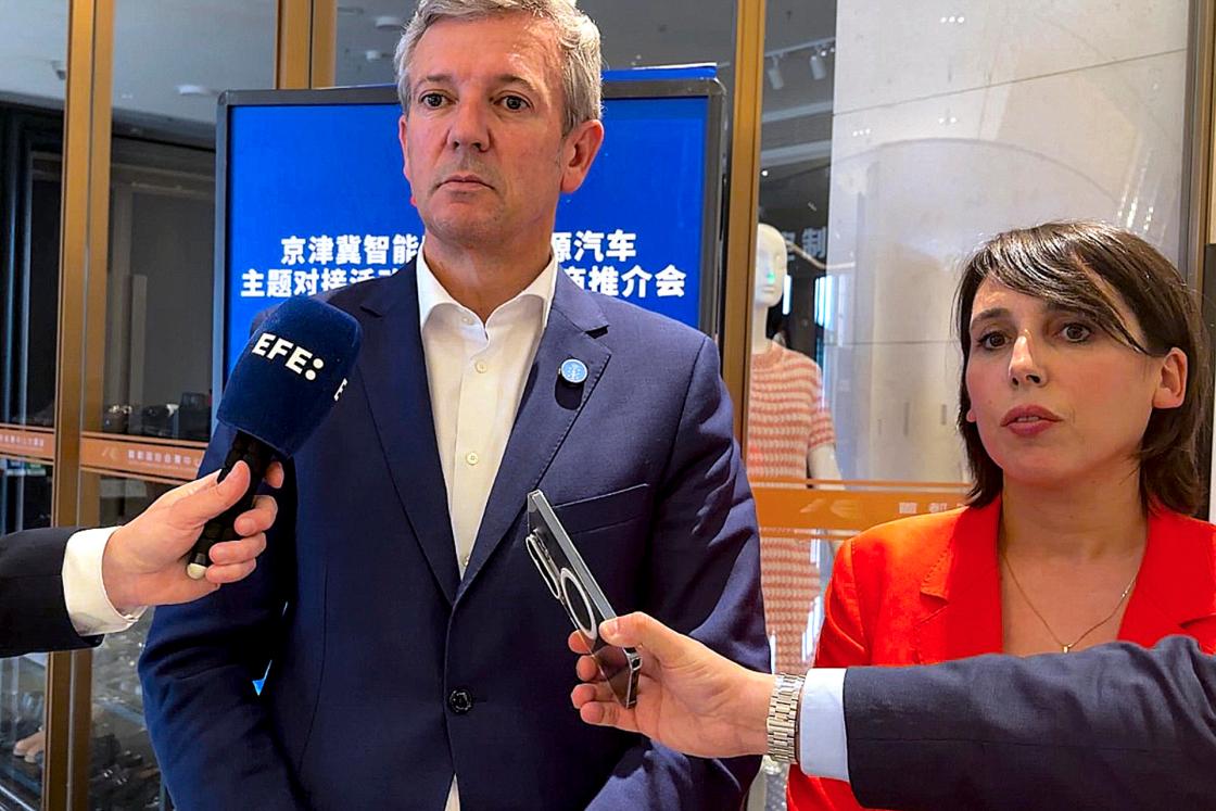 El presidente de la Xunta, Alfonso Rueda, atiende a la prensa este jueves durante su visita a Pekín (China). EFE/ Irene Morante de la Hera