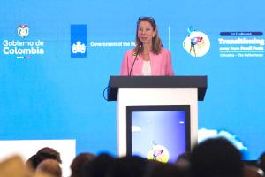 La ministra de Política Climática y Crecimiento Verde de Países Bajos, Stientje van Veldhoven, habla en una foro de la Primera Conferencia para la Transición más allá de los Combustibles Fósiles este martes, en Santa Marta (Colombia). EFE/ Ricardo Maldonado Rozo